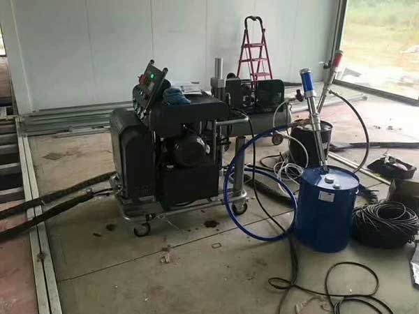 輕鋼房屋保溫聚氨酯發(fā)泡噴涂機(jī)(圖1) H5600輕鋼房屋保溫聚氨酯發(fā)泡噴涂機(jī)